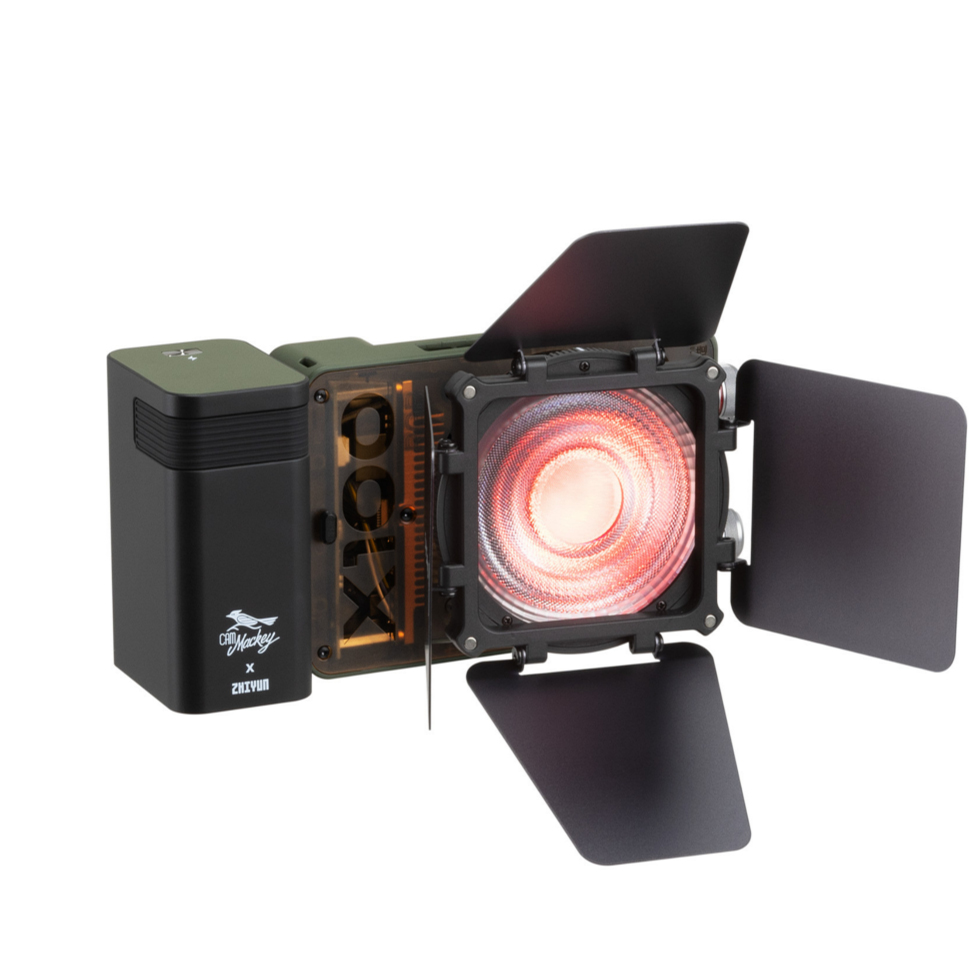 MOLUS X100RGB COB Light PRO осветитель Zhiyun